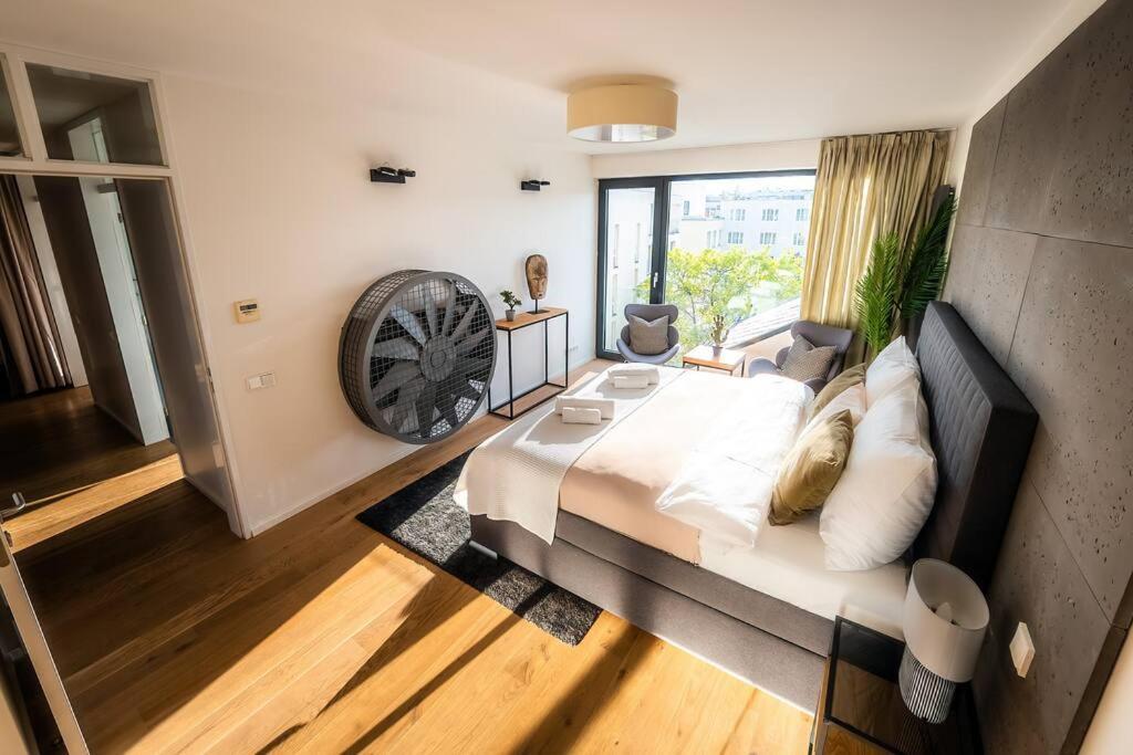 5br+2bath Old Town Industrial Penthouse, A/c Praha